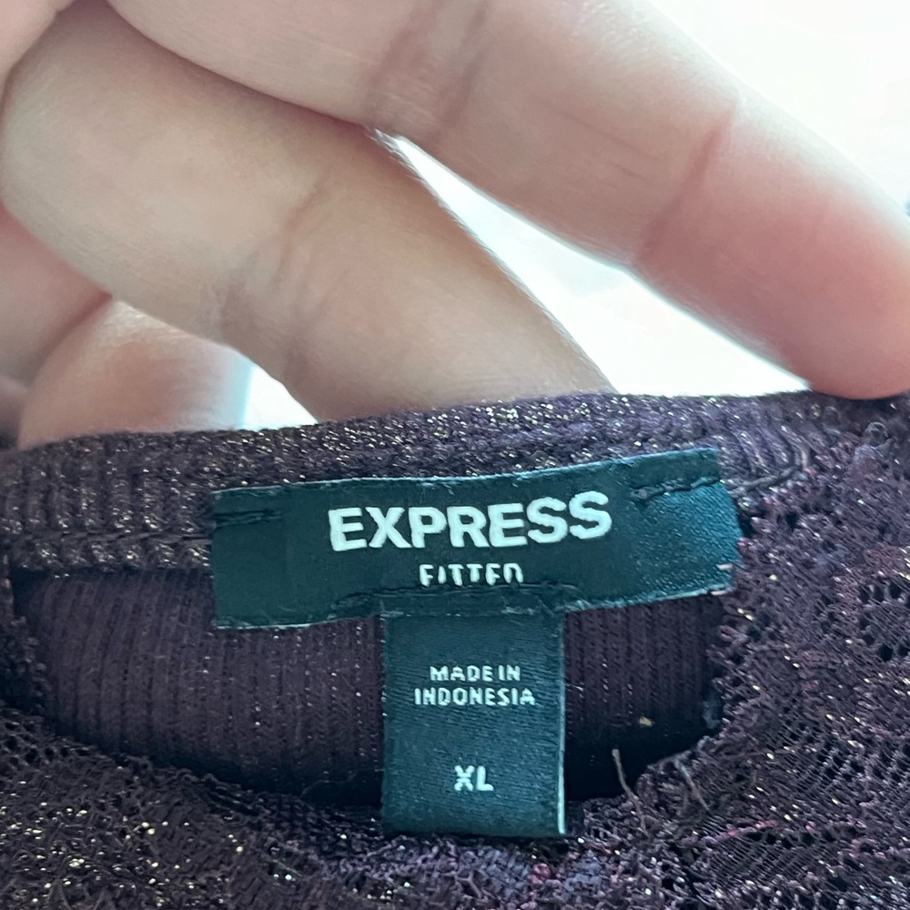 Cleaning out my closet set and no longer in need of this item.